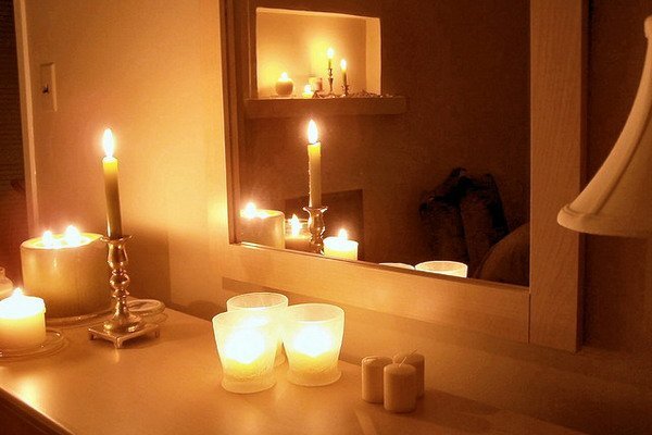 Nice-bedroom-decoration-with-candles-2