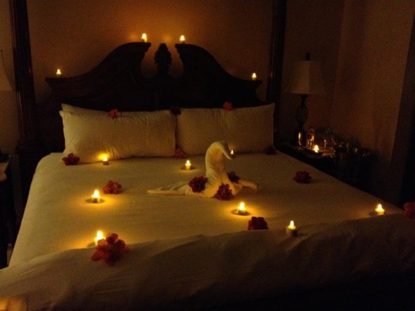 Sandals-GA-Random-candles-on-the-bed