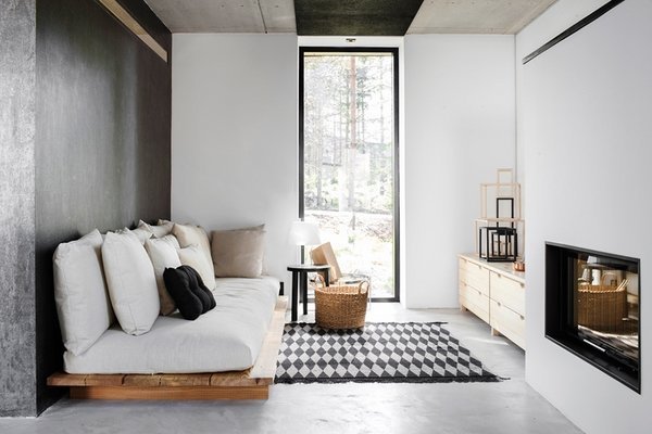 rustic-style-living-room-black-and-white-interior-design-fireplace-carpet