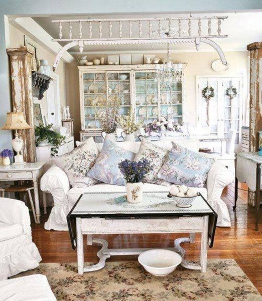 shabby-chic-style-living-room-and-white-sofa-and-vintage-coffee-table-and-floral-rug-and-pillows másolata