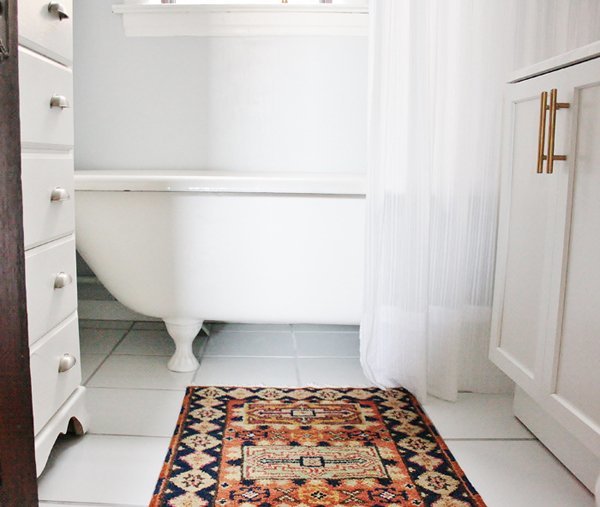 tub-persian-rugs-in-the-bathroom